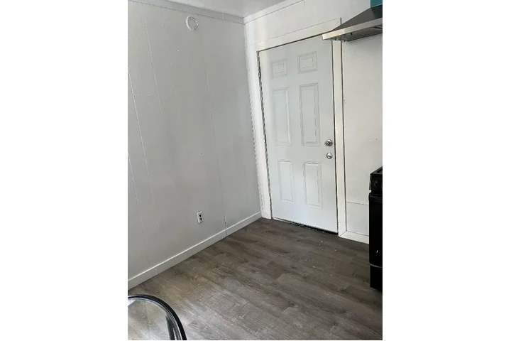 $1500 : Se renta cuarto con baño image 6