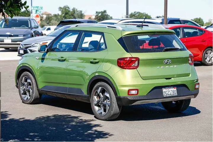 $20491 : Hyundai VENUE 2023 SEL 4dr C image 2
