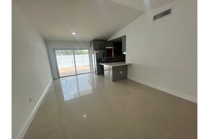 $1000 : Amazing 3 bedroom, 2 bathroom image 4