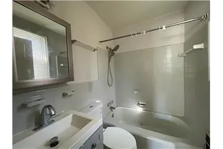 $1200 : Rental property with 1 bedro image 7