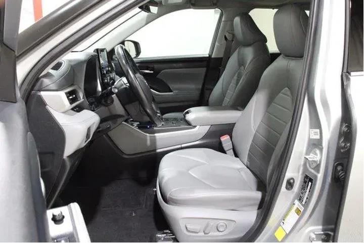 $28998 : Toyota Highlander 2021 XLE 4 image 3