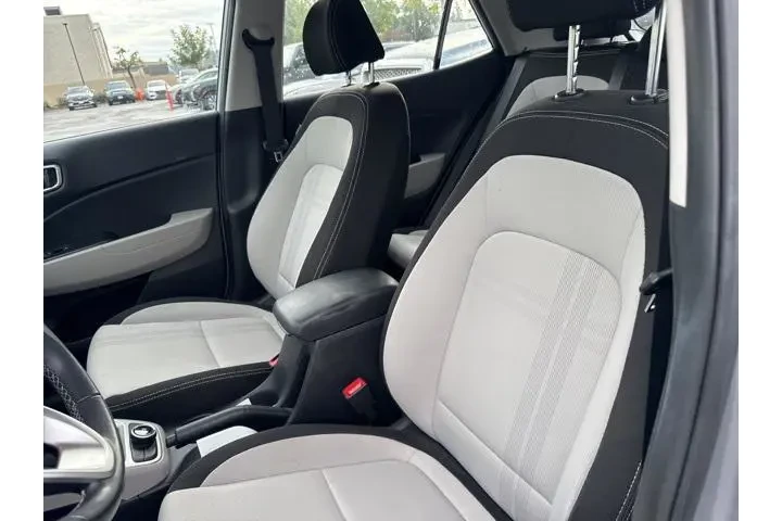 $18900 : Hyundai VENUE 2023 SEL 4dr C image 6