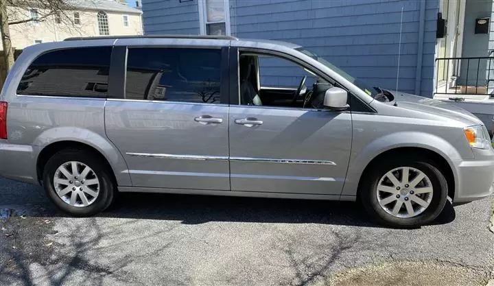 $5000 : 2015 Chrysler Town & Country T image 3