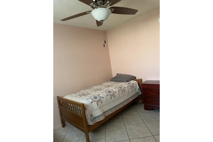 $750 : La Mirada Rento Cuarto image 1