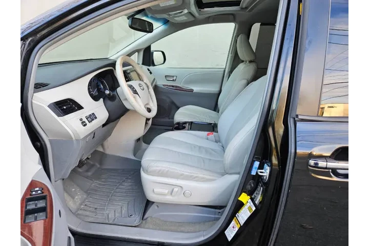 $8500 : 2011 Sienna XLE 8-Passenger image 8