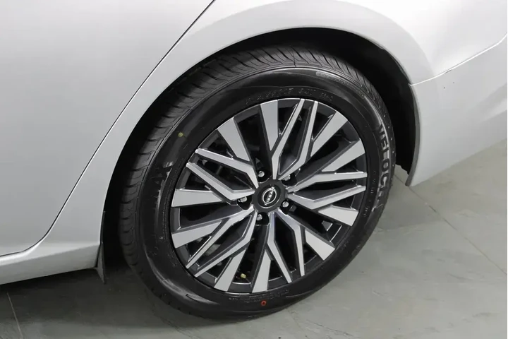 $17987 : Nissan Altima 2023 2.5 SV 4d image 6