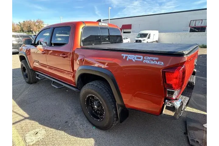 $26997 : Toyota Tacoma 2017 4x2 TRD O image 4