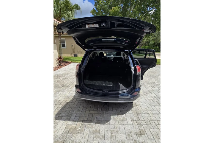 $11000 : 2018 rav4 XLE image 6