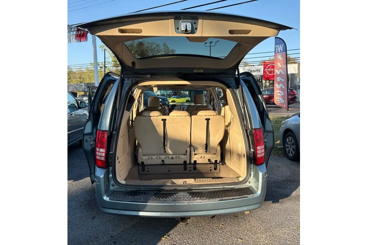 2008 Town & Country image 7