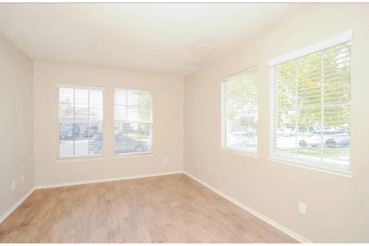 $2500 : 3 Bedroom Home in Los Angeles image 7