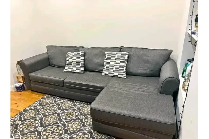$200 : Couch image 1