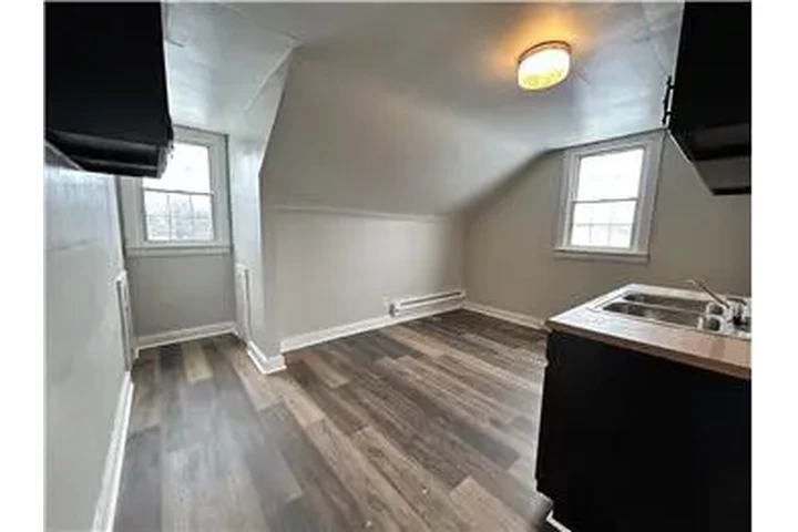 $600 : Rental property with 2 bedro image 3