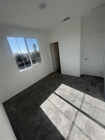 $700 : RENT 1 room North Fontana image 4