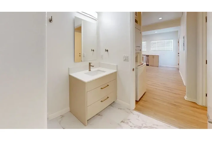 $4550 : Beautiful 4 bedroom apartment image 4