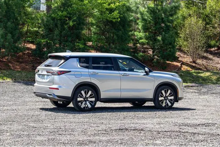 $22895 : Mitsubishi Outlander 2025 SE image 9
