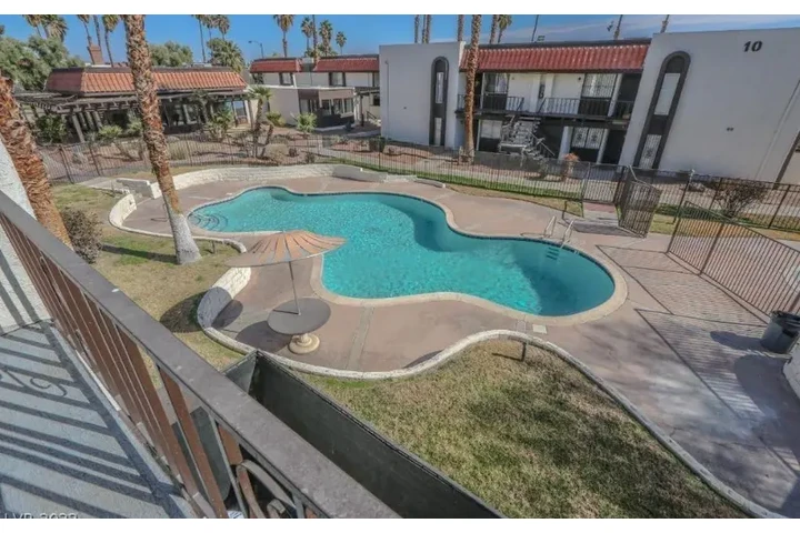 $1250 : Beautiful 3bed Apt in LV image 10