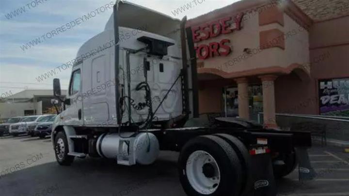 $29995 : Pre-Owned 2014 Cascadia CA113 image 7