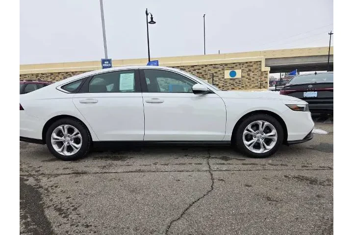 $22950 : Honda Accord 2024 LX 4dr Sed image 3