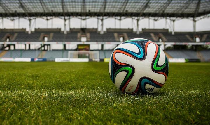 Balón en una cancha de futbol