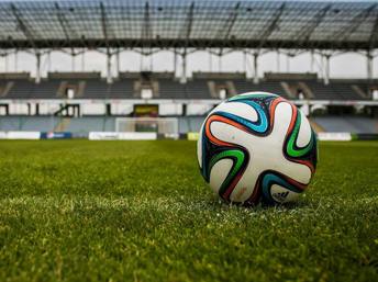 Balón en una cancha de futbol