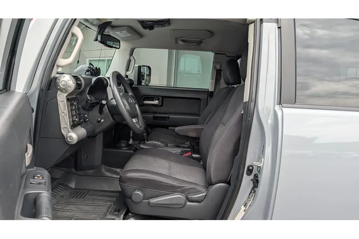 $32795 : 2014 FJ Cruiser 4WD 4dr Auto image 5