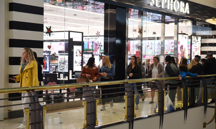 Personas haciendo sus compras en un mall