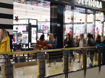 Personas haciendo sus compras en un mall