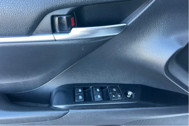 Toyota Camry 2018 SE 4dr Sed image 10