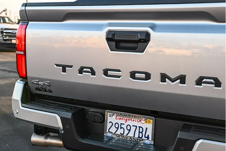 Toyota Tacoma 2024 4x4 SR5 4 image 10