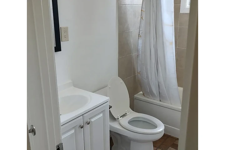 $1200 : Cozy 2-bedroom, 1-bath home wi image 6