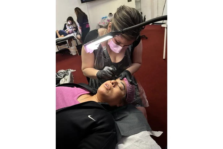 Curso de uñas acrilica image 10