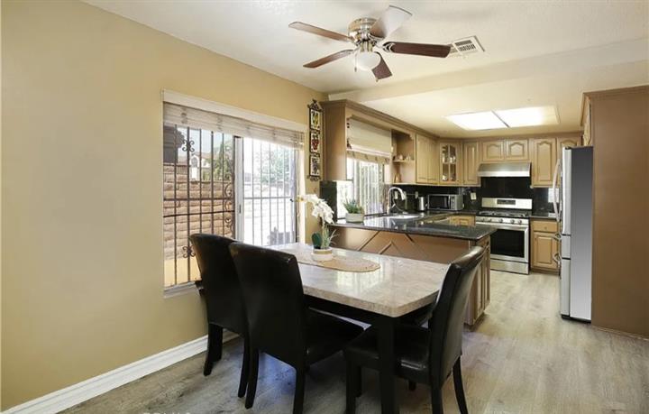 $1900 : Arbutus Ave,Huntington Park CA image 2