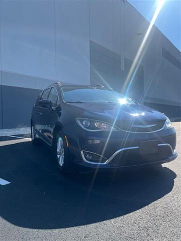 $13995 : 2017 Pacifica Touring-L image 4