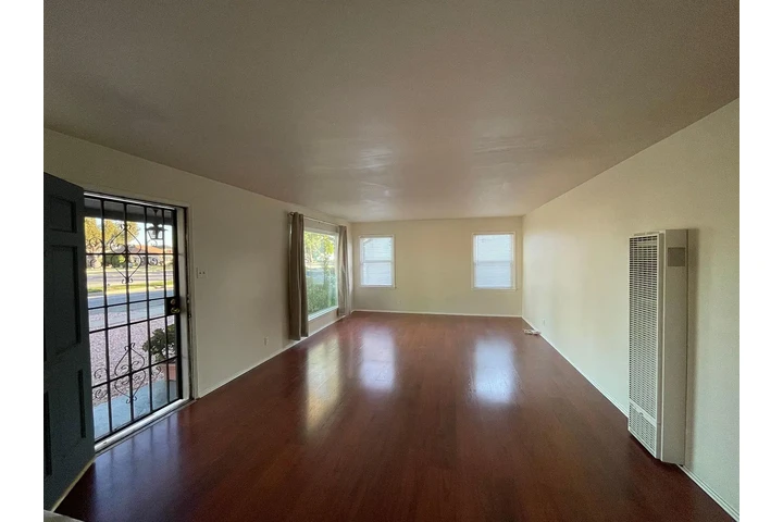 $800 : Spacious 2 bed, 1 bath freshl image 3