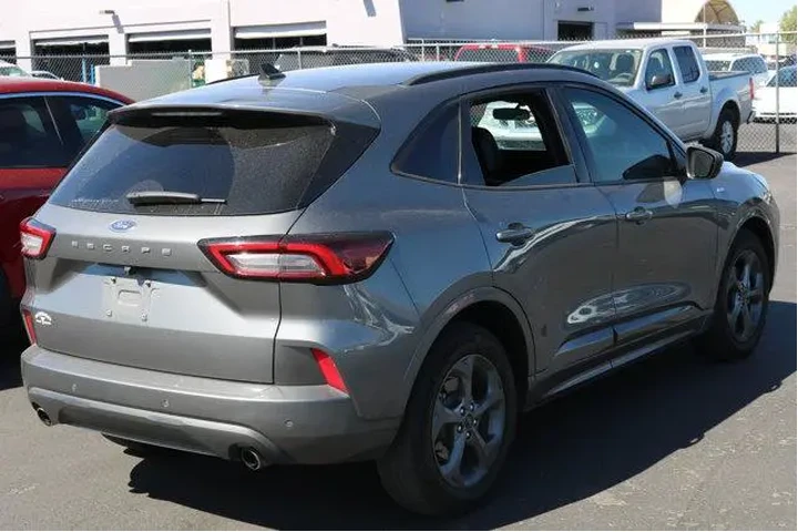 $19221 : Ford Escape 2023 ST-Line 4dr image 6