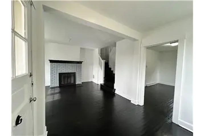 $695 : Rental property with 3 bedro image 3
