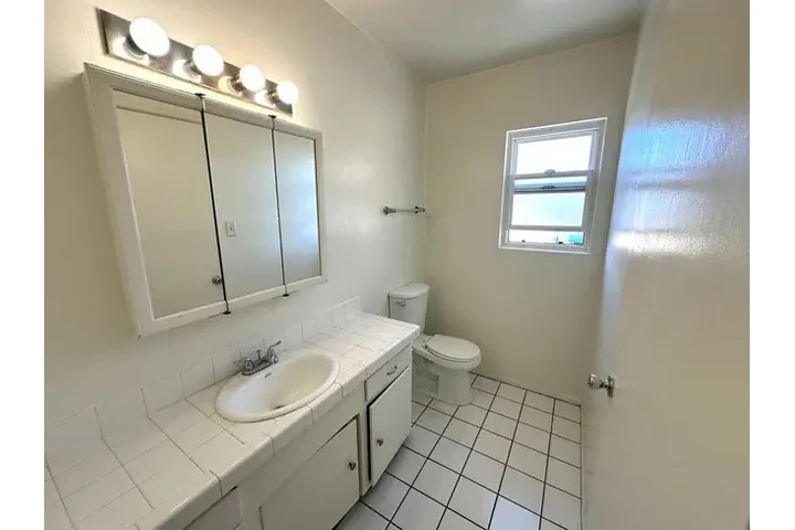 $1100 : Spacious 1BR 1BA $1100 image 7