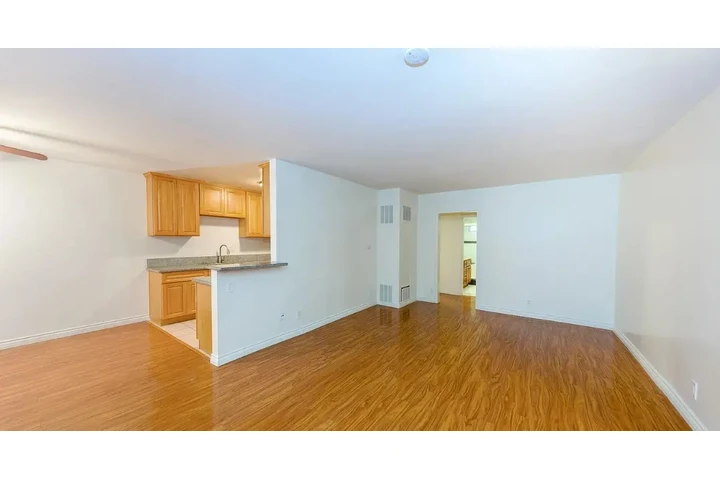 $1900 : 2 bedroom Apt  in Koreatown image 5