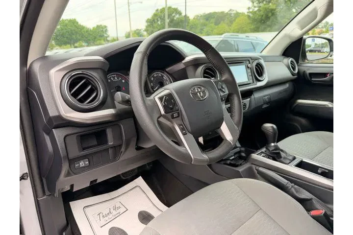 $28421 : Toyota Tacoma 2017 4x4 SR5 V image 10