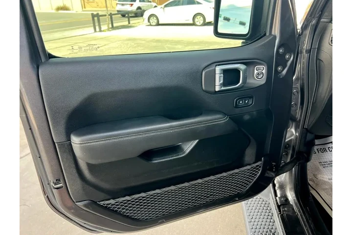 2020 Wrangler Unlimited North image 10