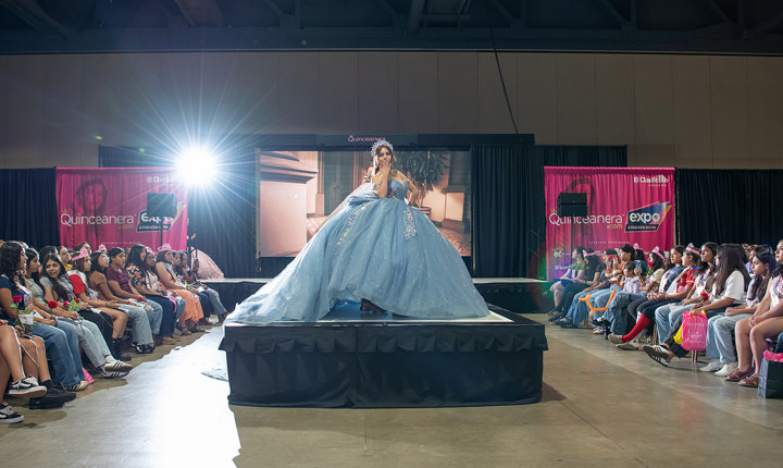 Pasarela de moda y asistentes a la expo Quinceanera.com