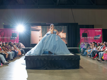 Pasarela de moda y asistentes a la expo Quinceanera.com