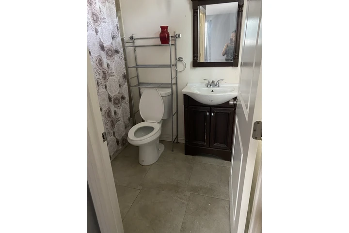 $1200 : Rento cuarto image 3