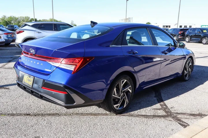 $22087 : 2024 Elantra Limited IVT image 4