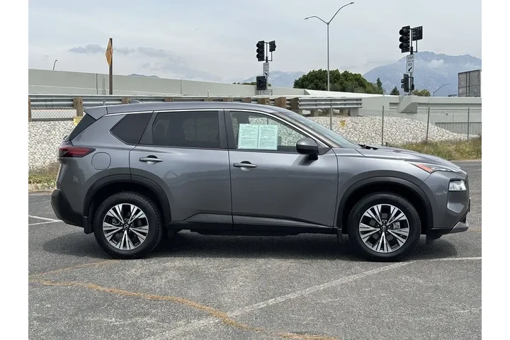 $17999 : Nissan Rogue 2023 SV 4dr Cro image 2