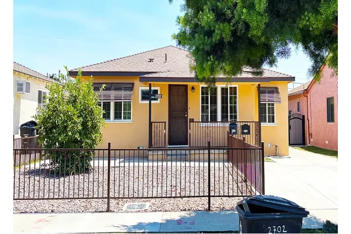 $2000 : BEAUTIFUL BACK HOUSE FOR LEASE image 2