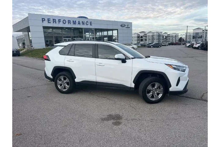 $23898 : Toyota RAV4 2023 AWD XLE 4dr image 4