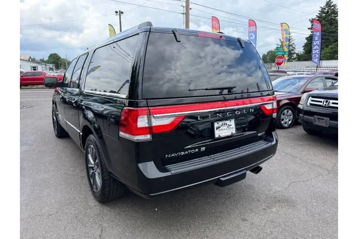 $14988 : 2016 Navigator L Select image 8