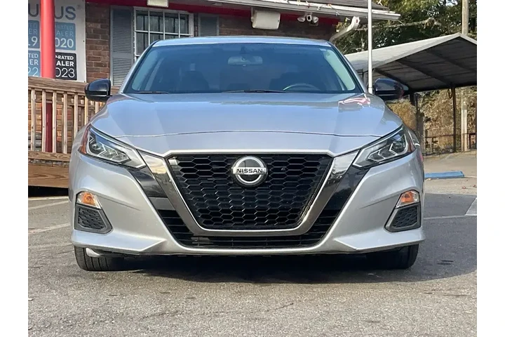 $11486 : Nissan Altima 2019 2.5 SR 4d image 2