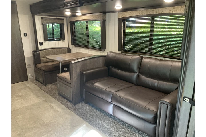 $1300 : RV para renta image 2